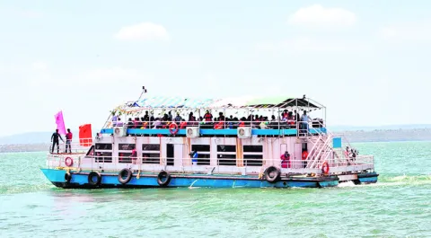  ఆ వైపు పడవెళ్లిపోతుంది..