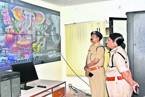 చివరి విగ్రహం నిమజ్జనం అయ్యే వరకు అప్రమత్తంగా ఉండాలి 