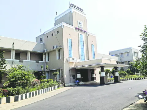 అధ్యాపకుల సేవలు కనపడలేదా 