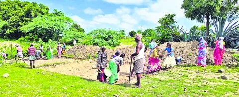‘ఉపాధి’ కూలీల వేతన వెతలు