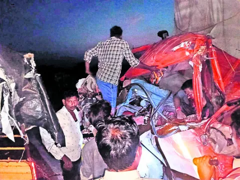 రోడ్డు ప్రమాదంలో క్లీనర్‌ మృతి  ● మరో ముగ్గురికి గాయాలు