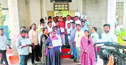 ఉద్యోగుల ఆత్మగౌరవం దెబ్బతీయొద్దు 