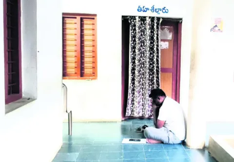 భూ సమస్యపై యువకుడి నిరసన 