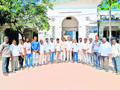 కోర్టుకు హాజరైన ఉద్యమకారులు