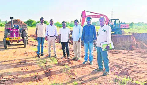 అక్రమంగా గ్రావెల్‌ తరలిస్తున్న వాహనాలు స్వాధీనం 
