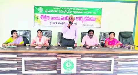 పంటల సాగులో రైతులకు తోడ్పాటునందించాలి 