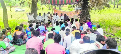ట్రిపుల్‌ ఆర్‌ అలైన్‌మెంట్‌ మార్చాలి 