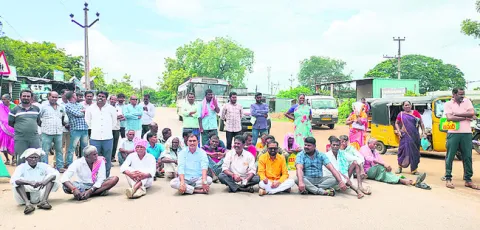 యూరియా కోసం ఆందోళన
