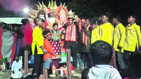 గణేశుడి లడ్డును  దక్కించుకున్న ముస్లిం   
