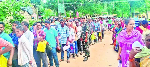 యూరియా కోసం బారులు