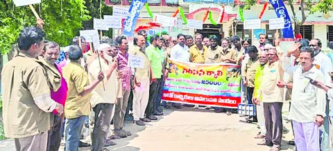 ఆటో కార్మికులను రోడ్డున పడేశారు 