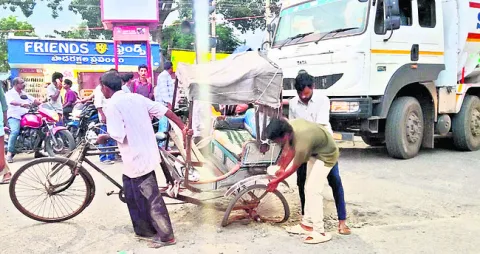 త్రుటిలో తప్పిన ప్రమాదం