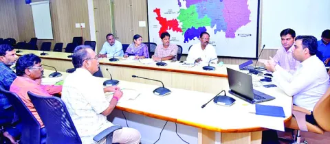 యూరియా పంపిణీలో అక్రమాలు జరిగితే కఠిన చర్యలు