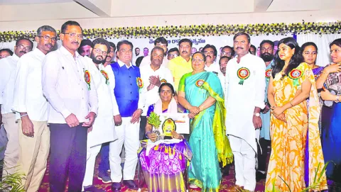టీచర్‌ కావాలనుకొని లీడరయ్యా