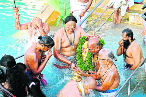 తిరుమలలో శాస్త్రోక్తంగా చక్రస్నానం