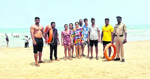 ఆరుగురిని కాపాడిన లైఫ్‌గార్డ్స్‌ 