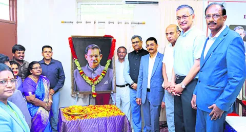 నిబద్ధతకు నిలువెత్తు రూపం సత్యప్రసాద్‌ 