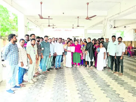 ఉద్యోగులమా..వలంటీర్లమా? 
