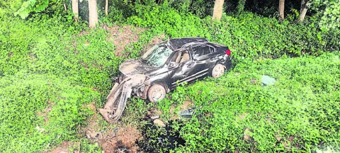 కాల్వలోకి దూసుకెళ్లిన కారు 