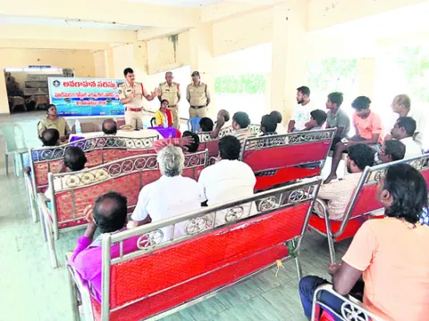 తీర ప్రాంతాల్లో అనుమానితులపై సమాచారమివ్వండి 