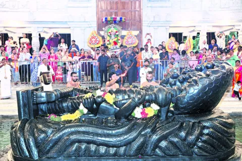 జలనారాయణ స్వామికి మంగళహారతి