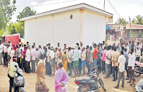 Farmers queue up for urea since early morning