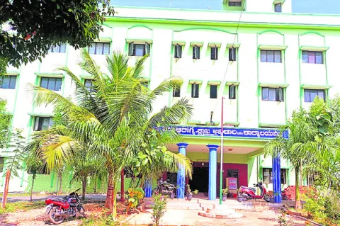  గెజిటెడ్‌ ఆఫీసరైనా అంతే.. 
