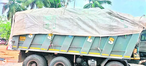 అధికలోడుతో వెళ్తున్న టిప్పర్లు పట్టివేత 