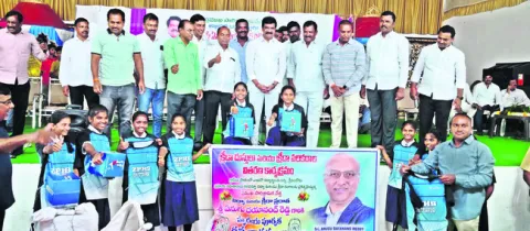 పాఠశాలల బలోపేతానికి కృషి అభినందనీయం