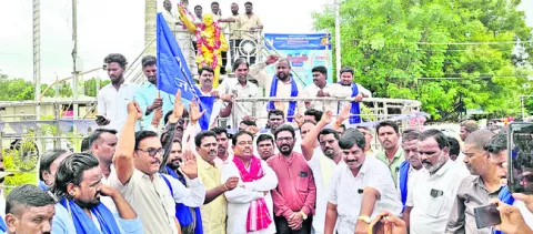 Leaders and activists participating in the celebrations