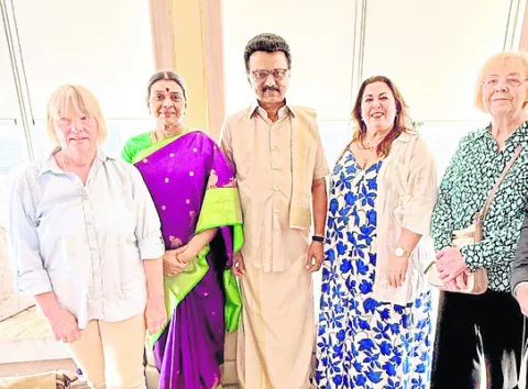 పెన్నీ క్విక్‌ కుటుంబంతో భేటీ 