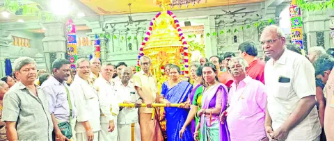 నూతన స్వర్ణ రథానికి పూజలు 