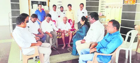 మురళీకృష్ణంరాజుకు వైఎస్సార్‌ సీపీ నేతల సంఘీభావం 