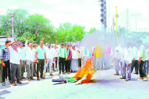 అలైన్‌మెంట్‌ మార్చి ఆగం చేస్తారా 