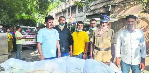 మద్యం మత్తులో పోలీసు వాహనాన్ని ఢీకొన్న కారు 