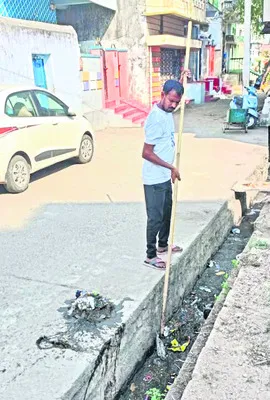 చదివింది పీజీ.. చేస్తోంది పారిశుద్ధ్య పని 
