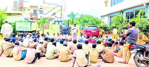 పెండింగ్‌ వేతనాలు విడుదల చేయాలి