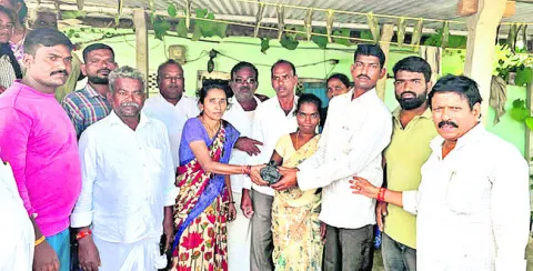 నిజాయితీ చాటుకున్న ఆటోడ్రైవర్‌