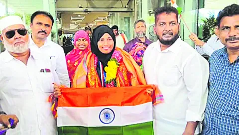వెయిట్‌ లిఫ్టర్‌ సాధియా అల్మస్‌కు గ్రూప్‌–1 ఉద్యోగం ఇవ్