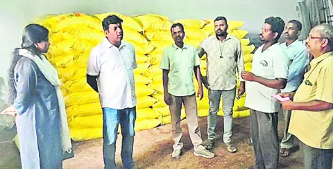 గండిగుంట సొసైటీలో విజిలెన్స్‌ సీఐ తనిఖీ 