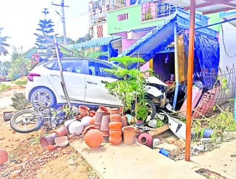 ఇంట్లోకి దూసుకెళ్లిన కారు
