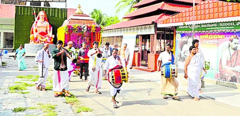 వైభవంగా శోభాయాత్ర 