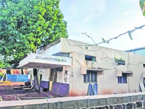 అద్దె భవనంలో అవస్థలు