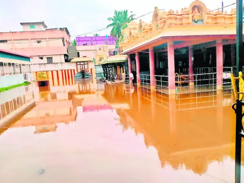 స్వామీ.. నీ చెంత నీరేమీ!