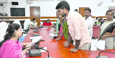 అర్జీలు పెండింగ్‌లో ఉంచొద్దు