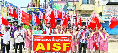 ప్రభుత్వ వైద్య కళాశాలలపై ప్రై‘వేటు’ సిగ్గుచేటు 
