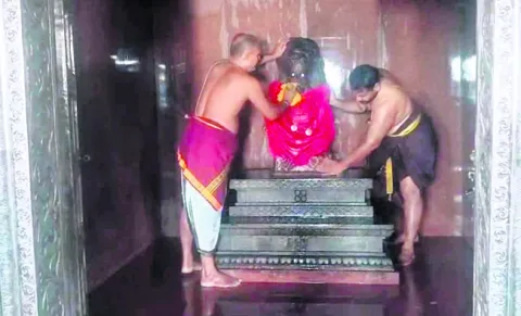 తెరుచుకున్న ఆలయాలు 