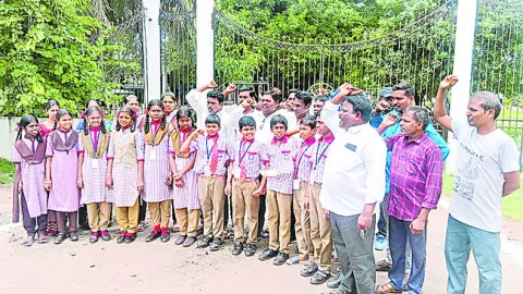 ఫీజు బకాయిలు చెల్లించాలని ధర్నా 