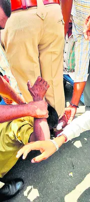 సీఐ కాళ్లపై పడిన రైతు