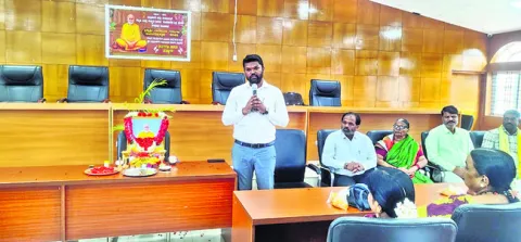 నారాయణ గురుకు ఘన నివాళి